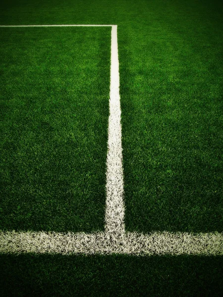 Croce di linee bianche dipinte su erba da calcio all'aperto. Tappeto erboso artificiale verde . — Foto Stock