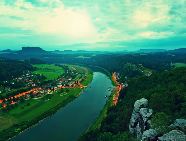 Fluss nach regnerischer Nacht, Nebelschwaden zittern über Wasserspiegel und Flussufer. Herbstlandschaft, Tagesanbruch am Horizont. Ampeln leuchten. — Stockfoto