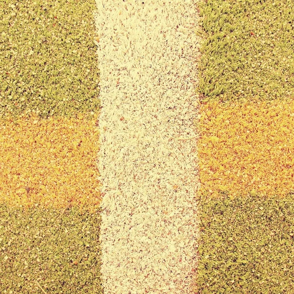 室外体育场。空旷的室外手球运动场内五颜六色的线条，地面上的塑料浅绿色表面和白色、红色和蓝色边界线. — 图库照片