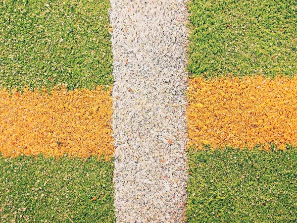 Freiluftstadion. Bunte Linien auf leerem Handballplatz, hellgrüne Kunststofffläche auf dem Boden und weiße, rote und blaue Begrenzungslinien. — Stockfoto