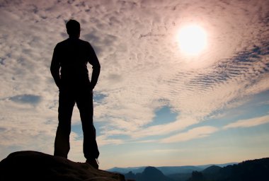 Keskin köşe kumtaşı kaya kaya empires park ve güneş güzel an puslu ve sisli sabah Vadisi'ne üzerinde doğa mucizesi izlerken kürsüye uzun yürüyüşe çıkan kimse 