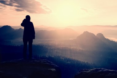 Keskin köşe kumtaşı kaya kaya empires park ve güneş güzel an puslu ve sisli sabah Vadisi'ne üzerinde doğa mucizesi izlerken kürsüye uzun yürüyüşe çıkan kimse 