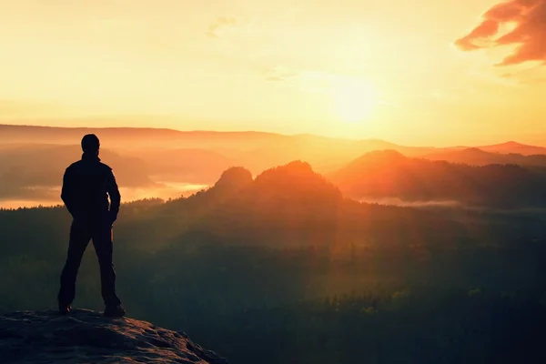 Hiker stand on the sharp corner of sandstone rock in rock empires park and watching over the misty and foggy morning valley to Sun. Beautiful moment the miracle of nature — Stock Photo, Image