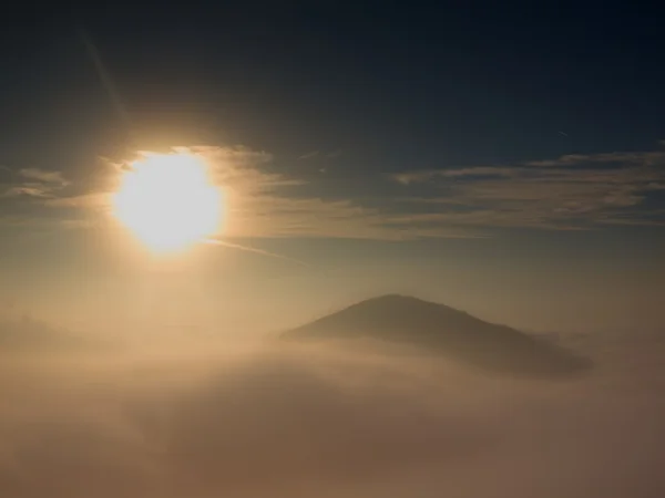 Wspaniały ciężkich mgła w krajobraz. Jesień fogy świt w okolicy. Hill wzrosła z mgły. — Zdjęcie stockowe