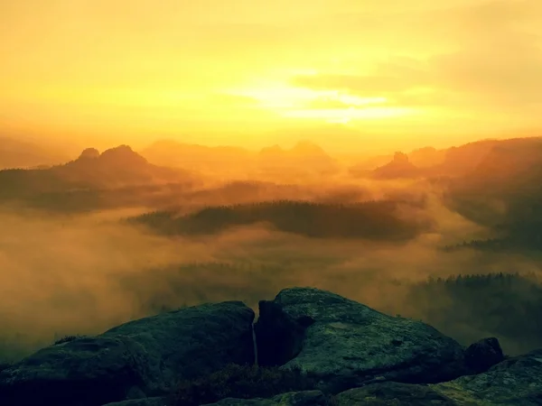 Sunrise in a beautiful mountain of Czech-Saxony Switzerland. Hilly peaks increased from orange fog with sun rays. — Stock Photo, Image