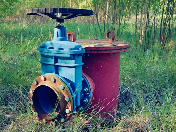 Ancien tuyau de dilatation de tuyaux d'eau potable rejoint avec une nouvelle vanne bleue et de nouveaux membres de joint bleu. Nouvelle vanne de décharge. Type extrême de corrosion, texture corrodée par le métal . — Photo