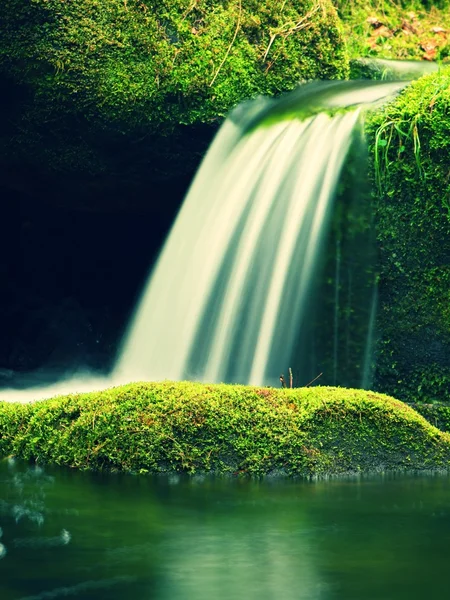 Trapsgewijs op kleine bergbeek. Koude kristalwater is basalt mossy keien omvallen in kleine zwembad. — Stockfoto