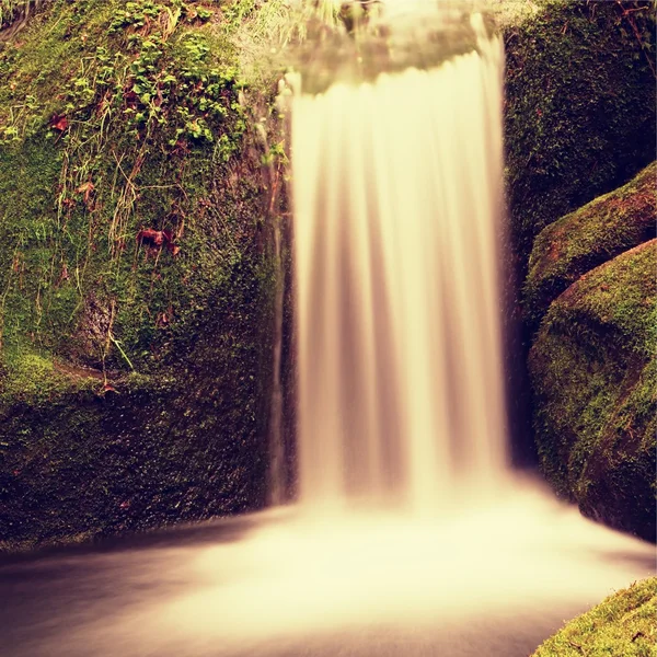 Cascade on small mountain stream. Cold crystal  water is falling over basalt mossy boulders into small pool. — Stock Photo, Image