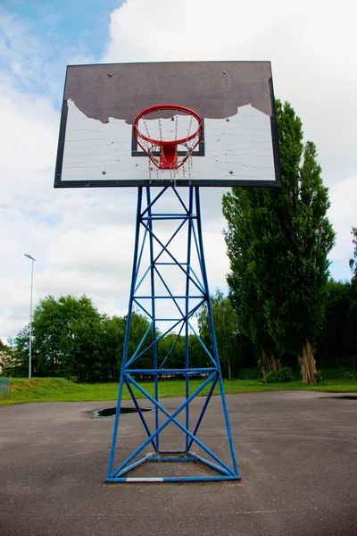 Staré opotřebované basketbalový hoopand modrá obloha — Stock fotografie