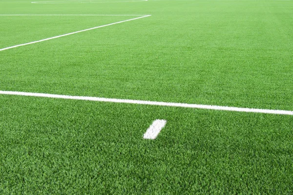 Líneas blancas en el patio de fútbol. Detalle de líneas en un campo de fútbol. Hierba plástica y caucho negro finamente molido . — Foto de Stock