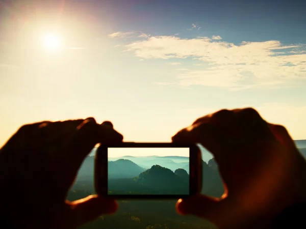 Смартфон мобильного фото солнечного горного ландшафта — стоковое фото