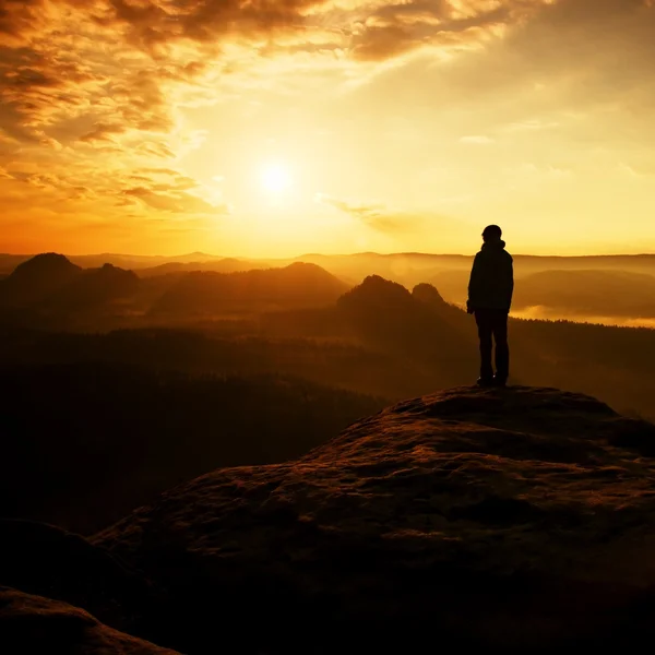 Hiker stand on the sharp corner of sandstone rock in rock empires park and watching over the misty and foggy morning valley to Sun. Beautiful moment the miracle of nature — Stock Photo, Image