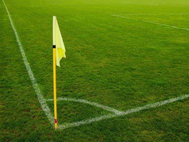 doğal futbol Bahçesi, tembel Rüzgar eserken köşesinde sarı bayrak