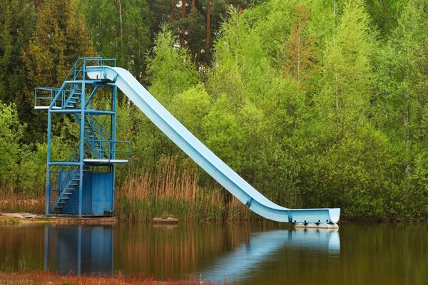 Oude blauwe glijdende track op het strand lake — Stockfoto