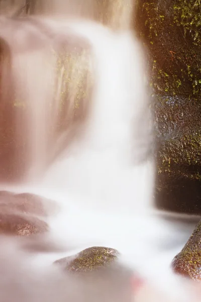 渓流、苔状の砂岩ブロックに小さな滝があります。明確な冷たい水は急いで小さなプールにジャンプ. — ストック写真