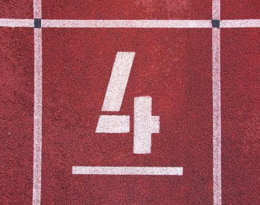Dört numara. Kırmızı lastik yarış pisti, spor stadyum yarış pistleri çalışan doku üzerinde beyaz parça numarası