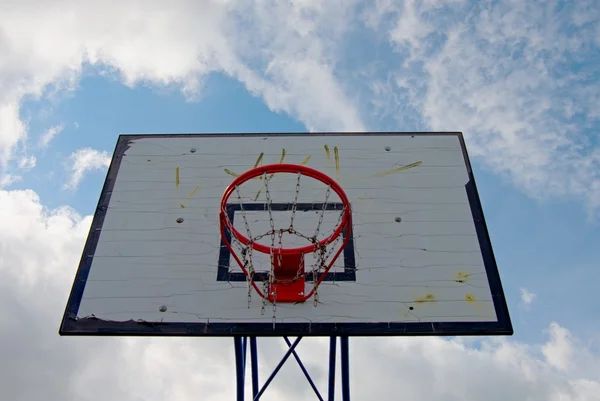 Stare zużyte koszykówki hoopand niebieski niebo — Zdjęcie stockowe