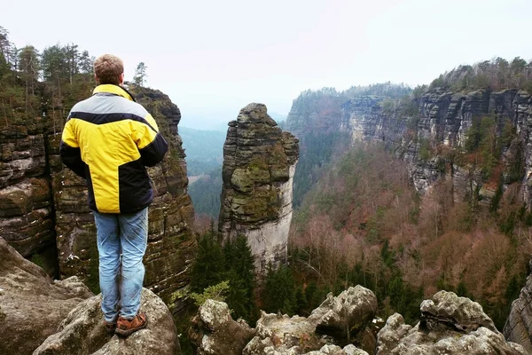 Turist excursionist pe vârful stâncii din munții stâncoși — Fotografie, imagine de stoc