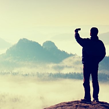 Uzun boylu turizm Vadisi yukarıda tepe üzerinde selfie alıyor. Akıllı telefon fotoğraf
