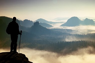 Uzun yürüyüşe çıkan kimse ile karanlık siluet elinde Polonyalılar. Güneşli bahar daybreak rocky Dağları'nda. Uzun yürüyüşe çıkan kimse sportif sırt çantası ile stand Vadisi üzerinde kayalık tepe üzerinde. 