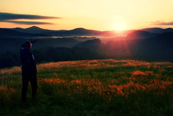 Kolorowe sunrise łąka z ciemnych człowieka sylwetka — Zdjęcie stockowe