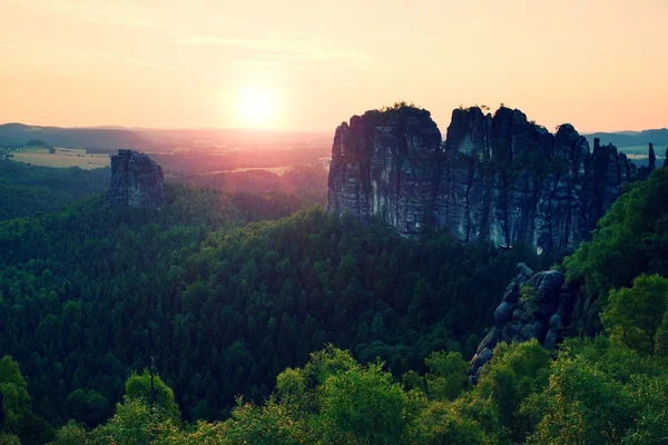 ザクセン公園、ドイツで人気のある登山リゾート。深い谷の上のシャープな砂岩の断崖. — ストック写真