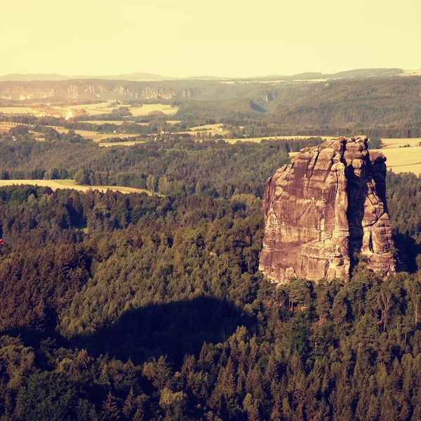 Beliebte kletterer resort im sachsenpark, deutschland. Scharfe Sandsteinklippen über tiefem Tal. — Stockfoto