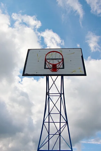 Παλιά φθαρμένα μπάσκετ hoopand μπλε ουρανό — Φωτογραφία Αρχείου