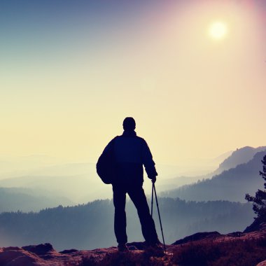 Turist ile silüeti el Polonyalılar. Uzun yürüyüşe çıkan kimse sportif sırt çantası ile kayalık Görünüm noktası puslu Vadisi üzerinde durmak. Rocky Dağları'nda güneşli sabah.