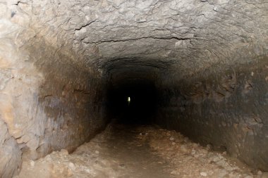 Eski tüneli, nemli duvarlar. Kuru kanal kumtaşı kaya oyma