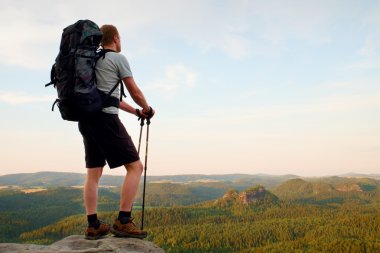 El ile uzun boylu backpacker Polonyalılar. Rocky Dağları'nda güneşli yaz baslïyordu. Uzun yürüyüşe çıkan kimse Vadisi üzerinde kayalık görünümü noktaya kürsüye büyük sırt çantası ile. 