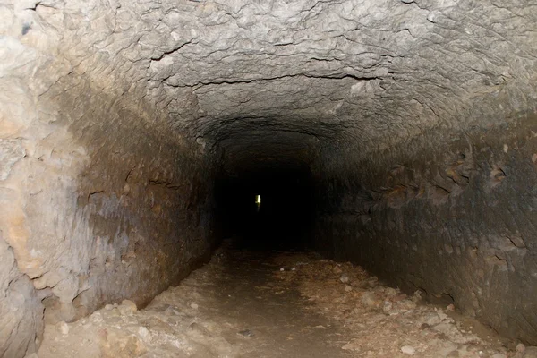 Vecchio tunnel, pareti inumidite. Canale a secco scolpito nella roccia arenaria — Foto Stock