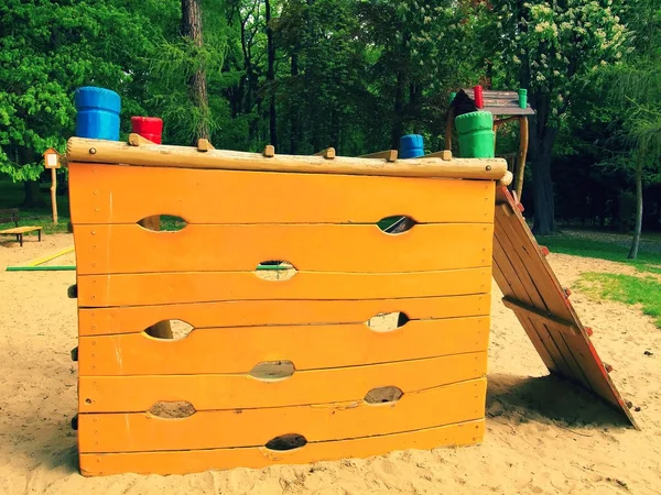 Scala da parete per arrampicata in legno arancione sul parco giochi per bambini, parco cittadino — Foto Stock