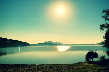 Göl, sakin su seviyesi ay ışınları ile romantik Dolunay geceleri. Burh tepe üzerinde.