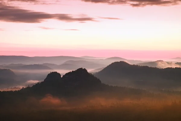 Resort turístico na Saxônia. Fantástico nascer do sol sonhador no topo da montanha rochosa com vista para o vale nebuloso — Fotografia de Stock