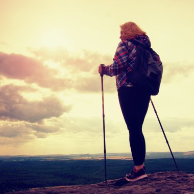 Sarışın turist sırt çantası ve Polonyalılar el ile. Kayalık Görünüm noktası Vadisi üzerinde kürsüye uzun yürüyüşe çıkan kimse.