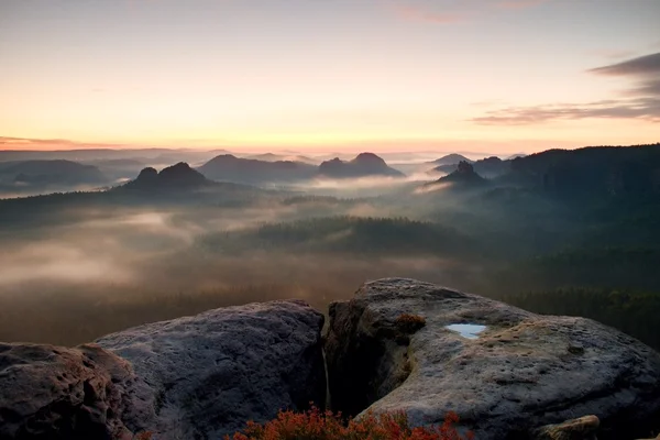 Kleiner Winterberg vista. Fantástico amanecer de ensueño en la cima de la montaña rocosa con vistas al valle brumoso — Foto de Stock