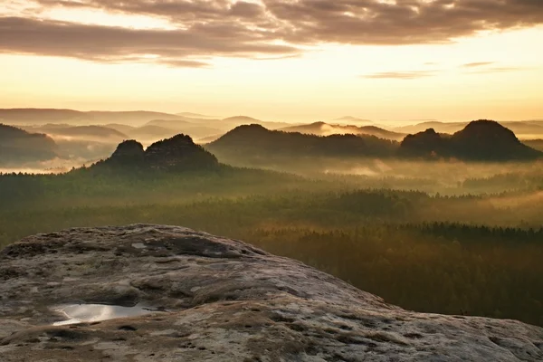 Kleiner Winterberg görünümü. Sisli vadinin içine manzaralı kayalık dağ üstünde harika rüya gibi gündoğumu — Stok fotoğraf