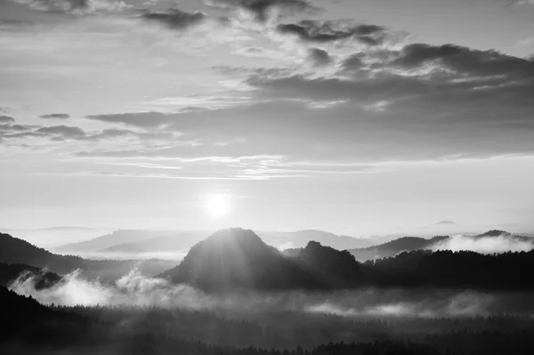 Dimmiga landskap panorama i bergen. Fantastiska drömmande soluppgång på klippiga bergen med utsikt ned till dimmigt dimmiga dalen nedanför — Stockfoto