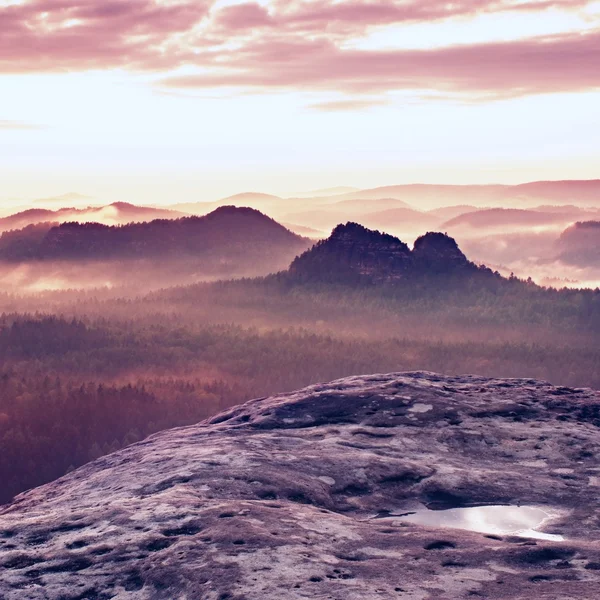 Προβολή Kleiner Winterberg. Ονειρική υπέροχη ανατολή του ηλίου στην κορυφή του βραχώδους βουνού με την θέα στην κοιλάδα ομιχλώδη — Φωτογραφία Αρχείου