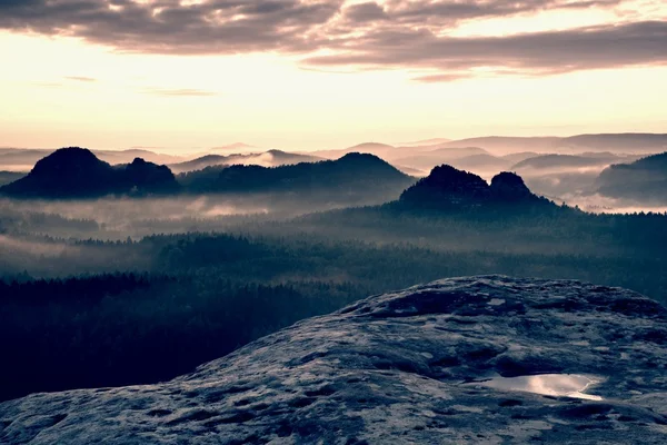 Kleiner Winterberg vista. Fantástico amanecer de ensueño en la cima de la montaña rocosa con vistas al valle brumoso — Foto de Stock