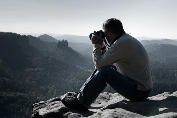 검은 머리 남자 복용 사진 큰 미러 카메라 산의 정상에 목에 의해에. — 스톡 사진