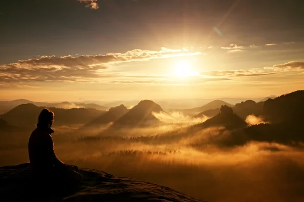 아름 다운 젊은 긴 머리 소녀 관광 사암 바위의 날카로운 모서리에 새벽을 즐길 수와 태양 계곡을 지켜. — 스톡 사진