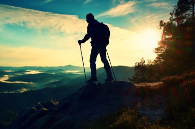 Rock ve derin puslu Vadisi feryat izlerken sırt çantası ile Turist Rehberi.