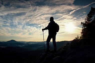 Rock ve derin puslu Vadisi feryat izlerken sırt çantası ile Turist Rehberi.