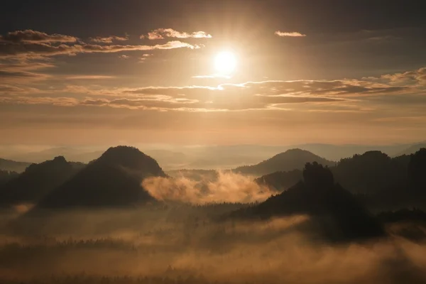 Herrlicher Tagesanbruch. Herbst Sonnenuntergang Blick über Wald zu fallen bunte Tal voller dichter Nebel mit heißen Sonnenstrahlen gefärbt — Stockfoto