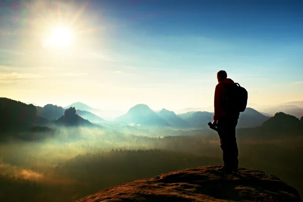 The photographer think about picture at sunset in the misty mountains — Stock Photo, Image