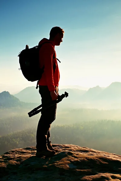 The photographer think about picture at sunset in the misty mountains — Stock Photo, Image