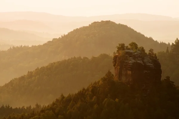 Sunrise güzel dağ çek-Saksonya İsviçre. kumtaşı doruklarına sisli arka plandan arttı, sis turuncu güneş ışınları nedeniyle olduğunu. — Stok fotoğraf