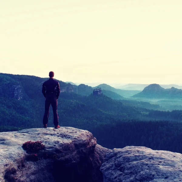 Sonnenaufgang. Wanderer in Sportbekleidung stehen auf dem Gipfel des Sandsteinfelsens im Park der Felsenimperien und blicken über das neblig-neblige Morgental in die Sonne. schöner Moment das Wunder der Natur — Stockfoto